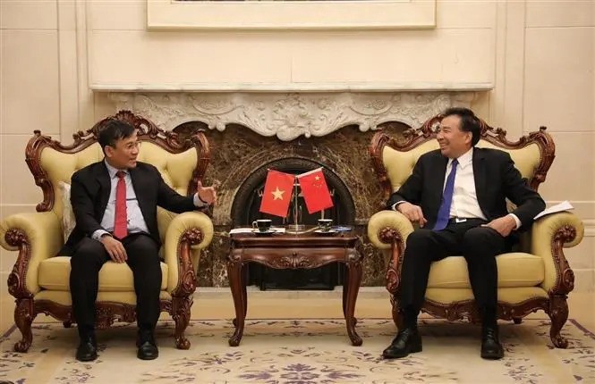 At the meeting between Vietnam's Permanent Deputy Minister of Foreign Affairs Nguyen Minh Vu (L) and Chairman of the China International Development Cooperation Agency (CIDCA) Luo Zhaohui. (Photo: VNA)