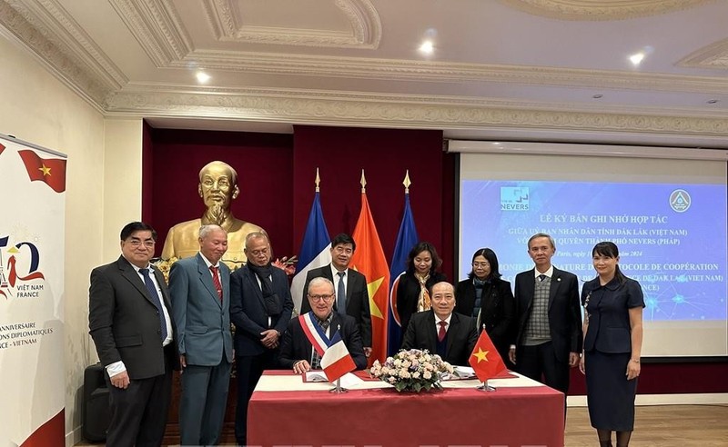 At the MoU signing ceremony between Dak Lak province and Nevers city of France’s Nièvre province. (Photo: VNA)