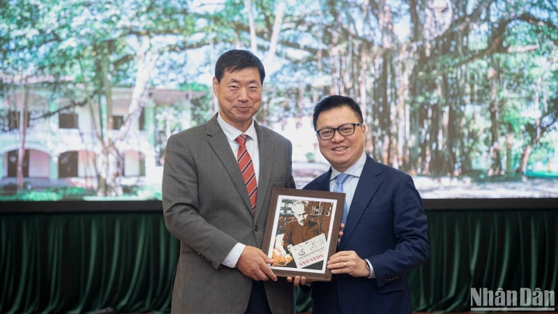 Editor-in-Chief of Nhan Dan Newspaper Le Quoc Minh (R) welcomes Yonhap News Agency's President and CEO Hwang Dae-il 