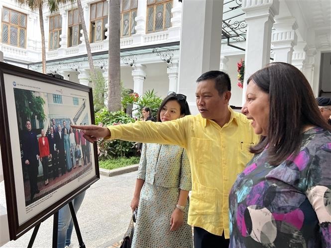 Vietnamese Ambassador to Venezuela Vu Trung My (in yellow) and Venezuelan officials visit a photo exhibition spotlighting the land and people of Vietnam and 35 years of Vietnam-Venezuela relations (Photo: VNA)