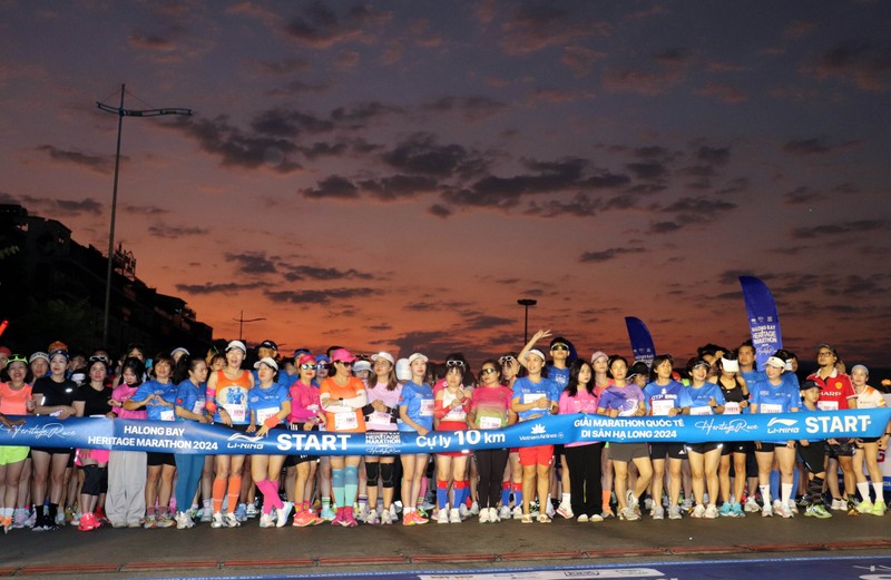 More than 13,500 runners, including over 1,300 international athletes from 55 countries, took part in the Ha Long Bay Heritage Marathon.(Photo:baoquangninh.vn)