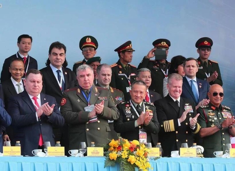 Representatives from the Ministries of Defence, military attachés of various countries, and international organisations attend the opening ceremony of the Vietnam International Defence Expo. (Photo: VNA)