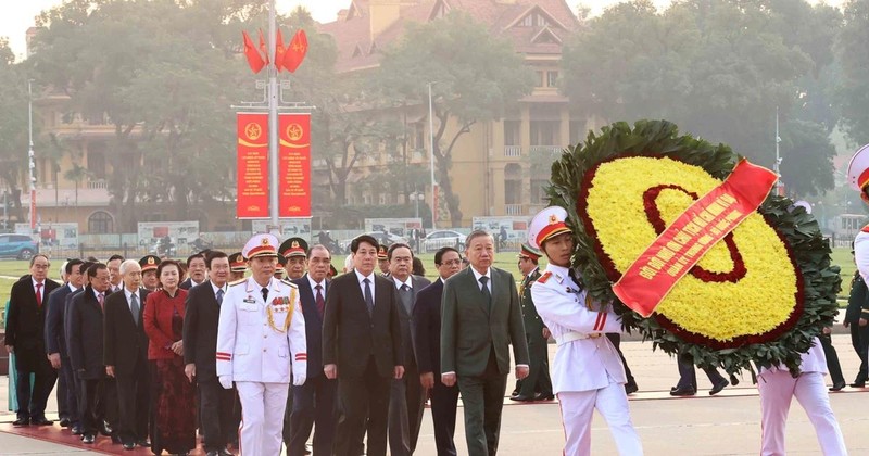 Leaders pay tribute to President Ho Chi Minh at his mausoleum in Hanoi on December 20. (Photo: VNA)