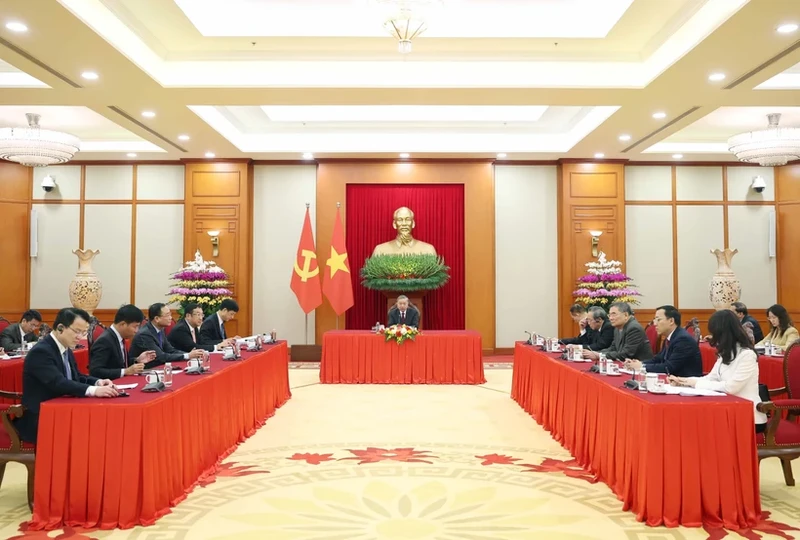 General Secretary of the Communist Party of Vietnam (CPV) To Lam (C) holds a phone talks with Secretary-General of the ruling People’s Action Party (PAP) and Prime Minister of Singapore Lawrence Wong on December 20. (Photo: VNA)