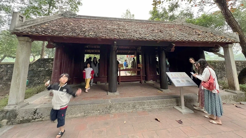 Tourists scan QR codes to learn about and visit the Hoa Lu Ancient Capital National Special Relic Site.