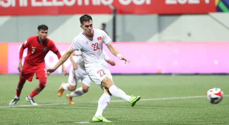 Forward Nguyen Tien Linh opens the scoring for Vietnam with a fantastic penalty converter in the second-half stoppage times.