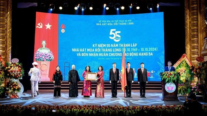 Thang Long Water Puppetry Theatre presented with the third-class labour medal