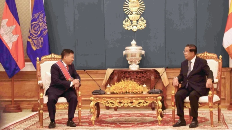 Techo Hun Sen, President of the Cambodian People's Party (CPP) and President of the Senate Samdech, received Ambassador of Vietnam Nguyen Huy Tang to bid him farewell (Photo: Huy Vu)