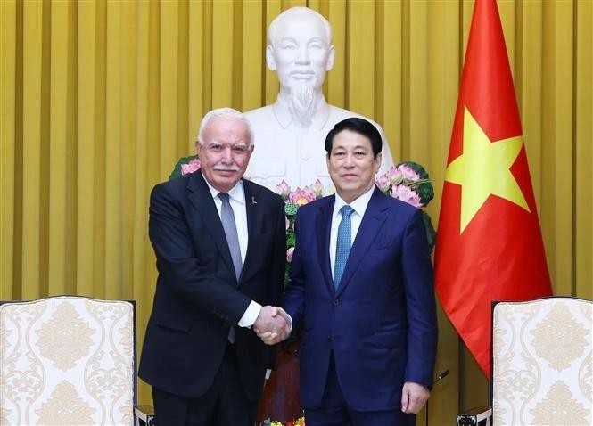 State President Luong Cuong (R) and Prof. Riad Malki, Special Envoy of the Palestinian President. (Photo: VNA)