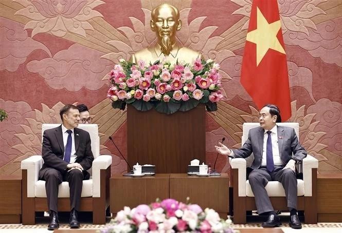 National Assembly Chairman Tran Thanh Man (R) and outgoing Australian Ambassador to Vietnam Andrew Goledzinowski at their meeting in Hanoi on December 26 (Photo: VNA)