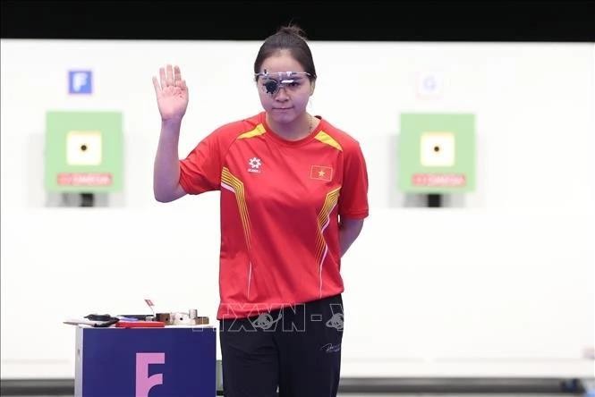 Sharpshooter Trinh Thu Vinh greets audience ahead of women’s 10m air pistol final at Paris 2024 Olympics. (Photo: VNA)