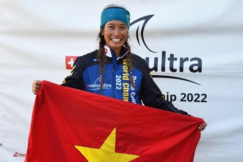 Vu Phuong Thanh celebrates her victory with the Vietnamese national flag at the Swiss Ultra Deca Continuous Triathlon World Championship on August 28. (Photo SwissUltra)