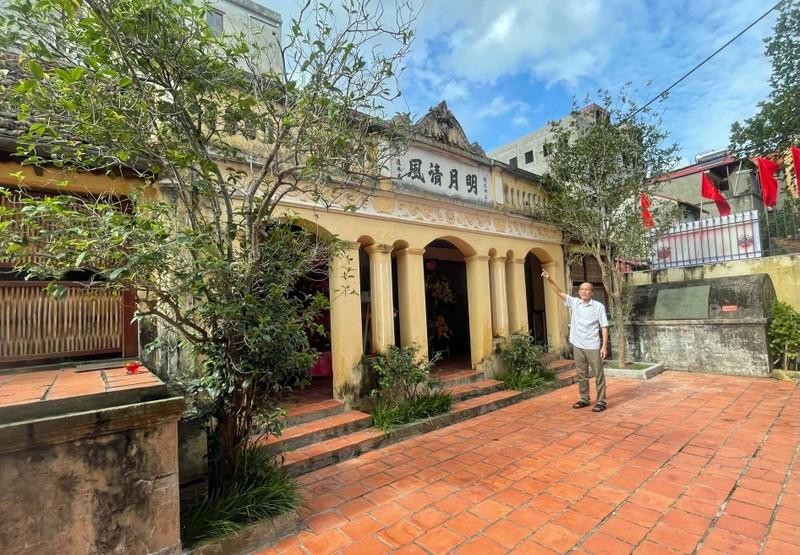 Cong Ngoc Dung, the grandchild of Nguyen Thi An, stands in front of the house in Phu Thuong Ward where President Ho Chi Minh had lived and worked from August 23 to 25, 1945. (Photo: NDO/Trang Anh)