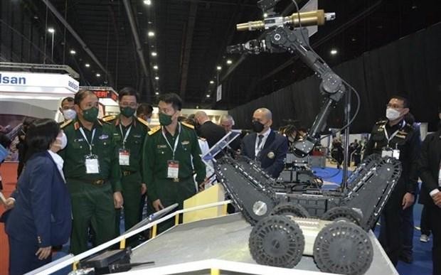 Vietnam's defence officials visit the Defence and Security 2022 exhibition in Thailand. (Photo: VNA)