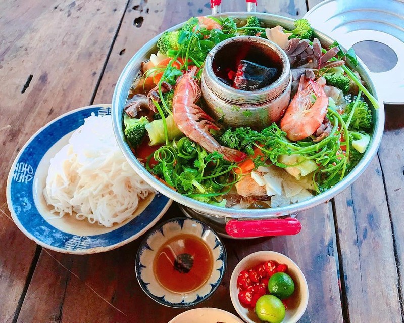 The hotpot is loved not only for its tasty, aromatic flavour but also its colourful decoration. (Photo: VnExpress)