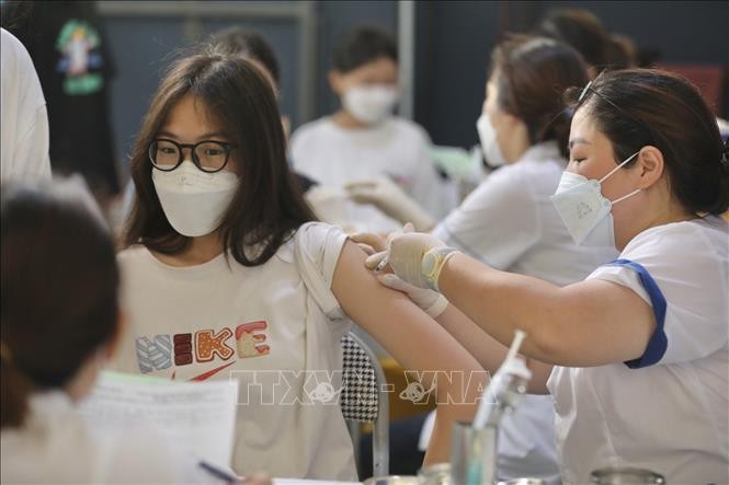 A student receives the COVID-19 vaccination (Photo: VNA)