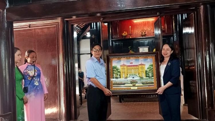 Vice President Vo Thi Anh Xuan presents a painting featuring the Presidential Palace in Hanoi, to the Ho Chi Minh Museum in Binh Thuan province.