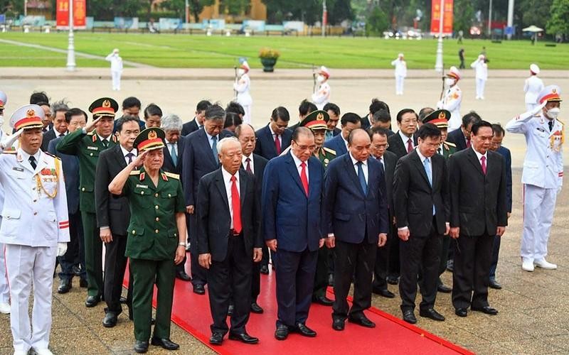 A delegation of Party and State leaders pay tribute to President Ho Chi Minh at his Mausoleum on September 1 (Photo: NDO/Duy Linh)