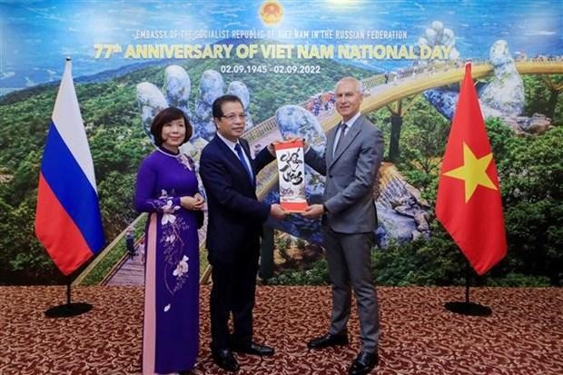 Vietnamese Ambassador Dang Minh Khoi and his spouse present a gift to Russian Minister of Sport Oleg Matytsin at the ceremony. (Photo: VNA)