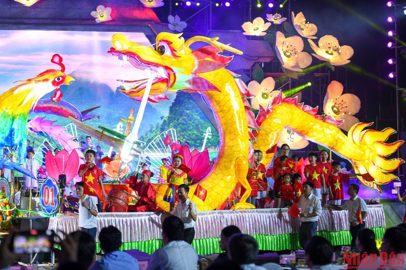 Festival illuminates streets in Tuyen Quang with giant colourful lanterns