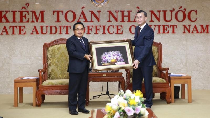 Deputy Auditor General of Vietnam Ngo Van Tuan (R) and President of the State Audit Authority of Laos Viengthavisone Thephachanh (Photo: daibieunhandan.vn)