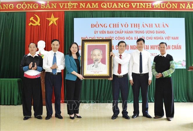 Vice President Vo Thi Anh Xuan (third from left) presents a portrait of President Ho Chi Minh to the Van Chan district authorities. (Photo: VNA)