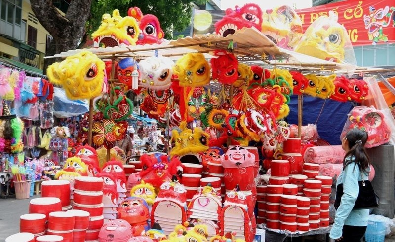 Hang Ma Street in Hanoi’s Hoan Kiem District is the trading venue for various traditional Mid-Autumn Festival toys such as drums, paper masks, and lion heads.