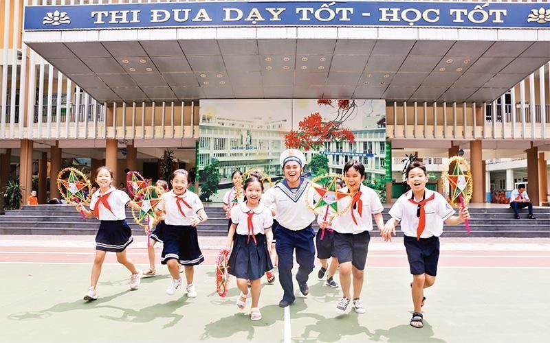 Programme warms the hearts of children of naval soldiers on Mid-Autumn Festival 