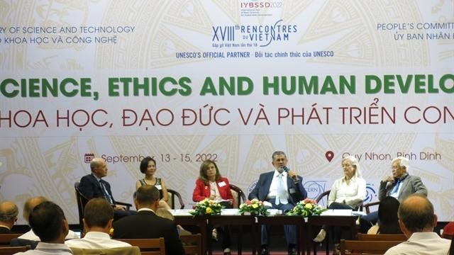 Panellists in a discussion on science and policy-making. (Photo: VNA)