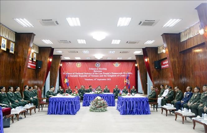 The meeting among the defence ministers of Vietnam, Laos, and Cambodia in Vientiane on September 14. (Photo: VNA)
