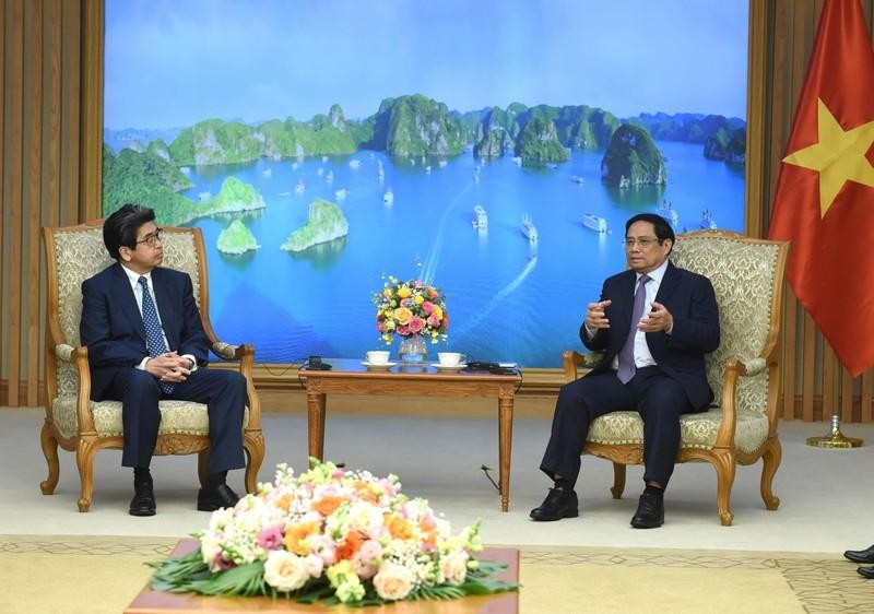PM Pham Minh Chinh (right) and JBIC Governor Hayashi Nobumitsu at the reception. (Photo: NDO/Tran Hai)