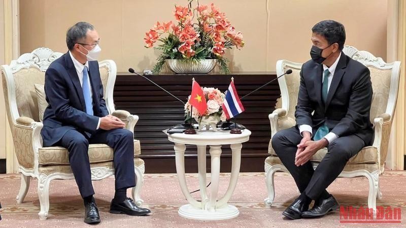 Vietnamese Ambassador to Thailand Phan Chi Thanh (L) and Governor of Bangkok Chadchart Sittipunt (Photo: NDO)