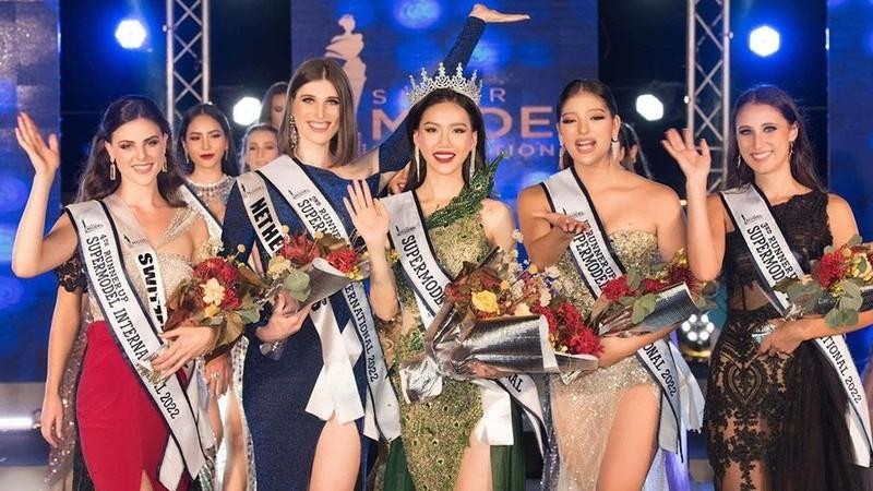 Bui Quynh Hoa (centre) crowned Supermodel International 2022 (Photo: Huy Tran)