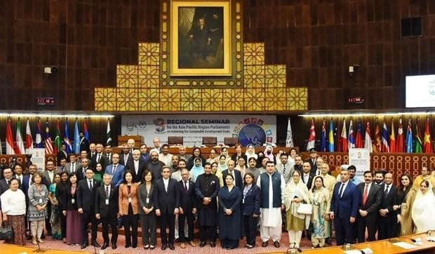 Representatives from Asian-Pacific nations participating at the seminar pose for a photo. (Photo: VNA)