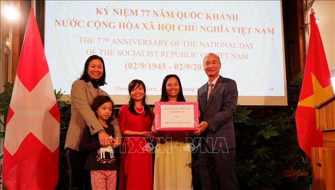 At the get-together hosted by the Vietnamese Embassy in Switzerland (Photo: VNA)