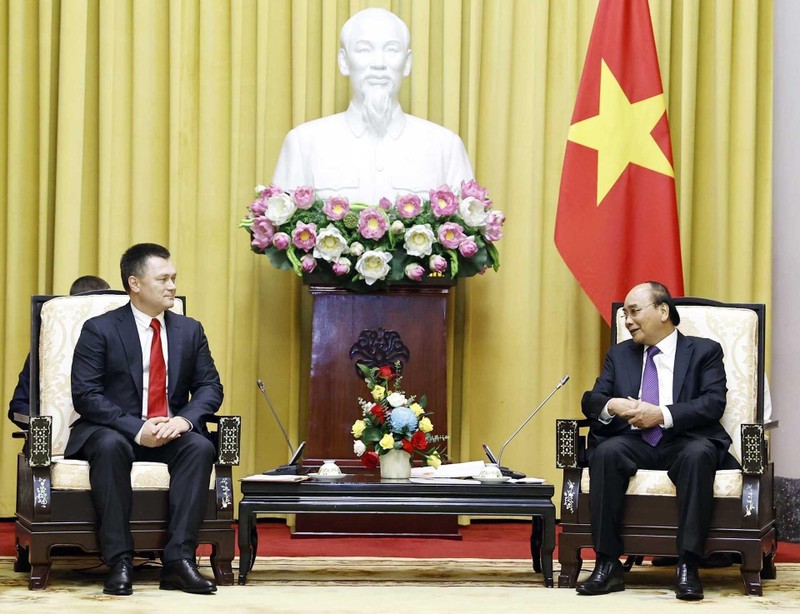 President Nguyen Xuan Phuc (R) hosted a reception in Hanoi on October 4 for Prosecutor General of Russia Igor Krasnov (Photo: VNA)