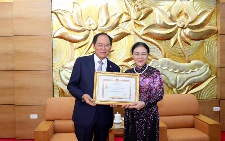 President of the Vietnam Union of Friendship Organisations (VUFO) Ambassador Nguyen Phuong Nga (R)presents the insignia to the diplomat at a ceremony in Hanoi on October 4. (Photo: dangcongsan.vn) 