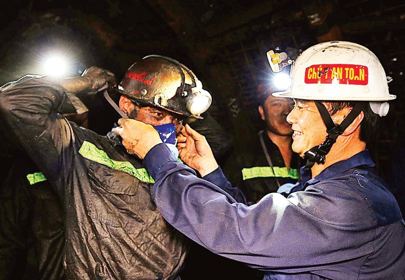 President of the Trade Union of Vietnam National Coal-Mineral Industries Group Le Thanh Xuan hands over dust masks to employees of Nam Mau Coal Company. (Photo: Quoc Khuong)