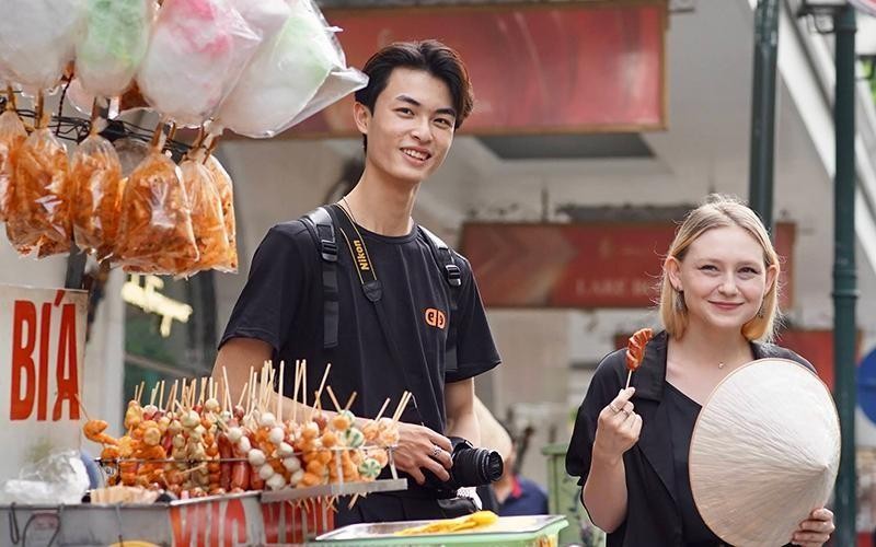 “Buddy” Pham Hoang Vu accompanies an Australian tourist to explore Hanoi. (Photo: Thao Phuong)