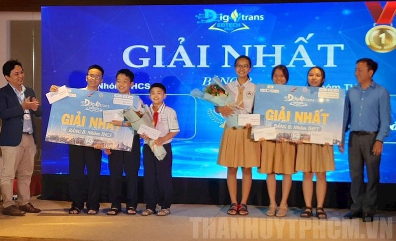 Two first prize winners in Group B for secondary and high school students awarded at the ceremony (Photo: hcmcpv.org.vn)