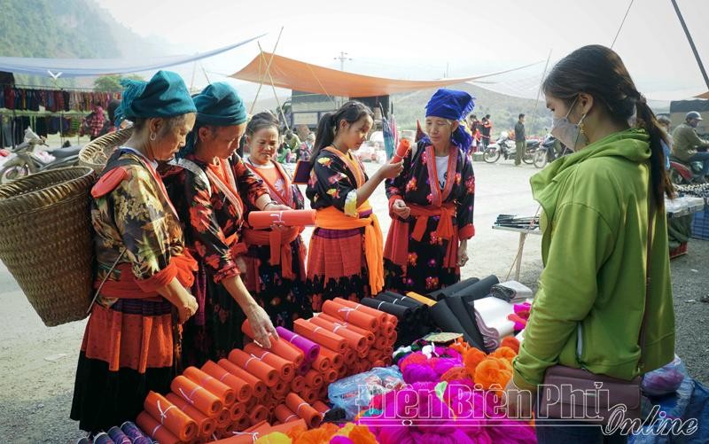 The market is the trading venue of H’Mong, Thai and Dao ethnic people in the district. (Photo: baodienbienphu.info.vn)