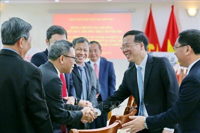 Politburo member and standing member of the Party Central Committee’s Secretariat Vo Van Thuong meets with officials of the Vietnamese Embassy in Cambodia (Photo: VNA)