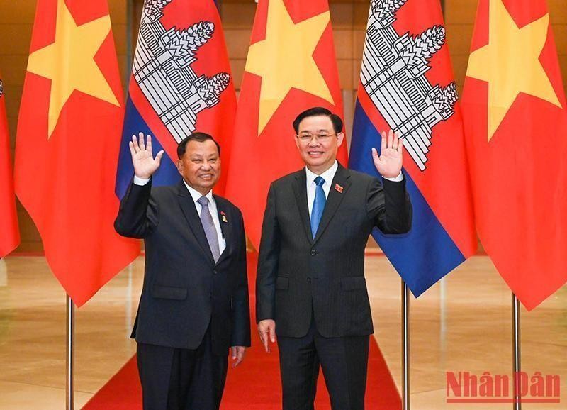 National Assembly Chairman Vuong Dinh Hue (R) and President of the Cambodian Senate Samdech Say Chhum (Photo: NDO/Duy Linh)