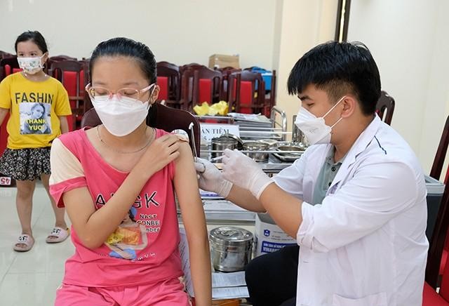 A girl gets vaccinated against COVID-19 (Photo: VNA)