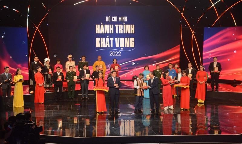Role models in studying, following President Ho Chi Minh’s example honoured at the event (Photo: NDO)