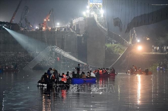 Rescue efforts have continued to try and find people who became trapped in the water. (Photo: AFP/VNA)
