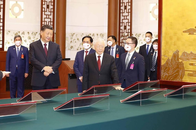 General Secretary of the Communist Party of Vietnam (CPV) Central Committee Nguyen Phu Trong and General Secretary of the Communist Party of China (CPC) and President of China Xi Jinping look at the signed cooperation documents. (Photo: VNA)