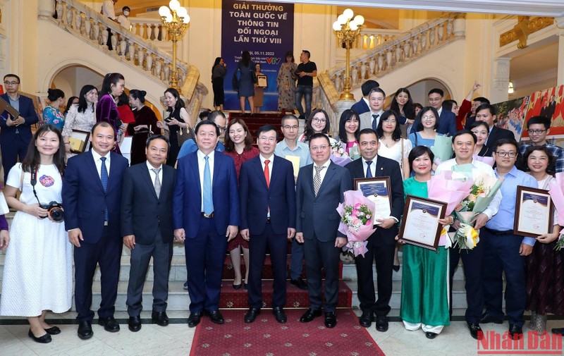 Party and State leaders join a group photo with winners who are journalists of Nhan Dan (People) Newspaper.