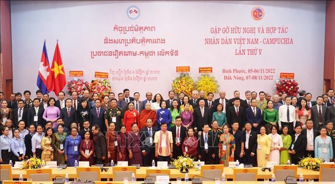 Vietnamese and Cambodian leaders and peoples pose for a group photo at the event (Photo: VNA)