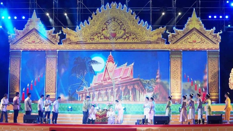 The traditional moon-worshipping ritual of Khmer people reproduced at the opening ceremony. (Photo: baodantoc.vn)